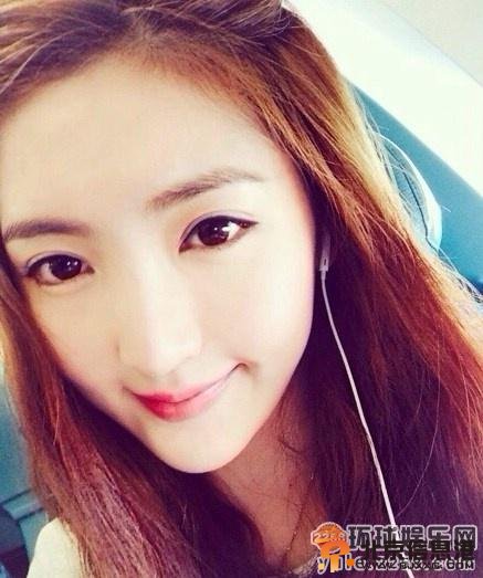 导演彭顺背妻子李心洁偷食 当众与嫩模亲嘴搂抱
