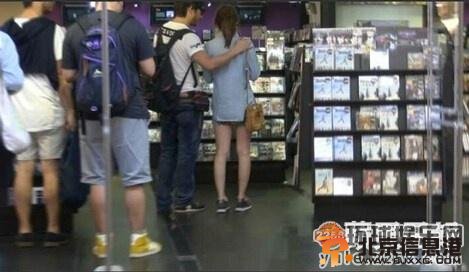 导演彭顺背妻子李心洁偷食 当众与嫩模亲嘴搂抱