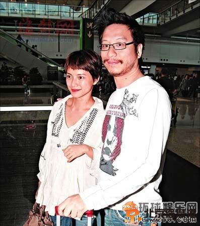 导演彭顺背妻子李心洁偷食 当众与嫩模亲嘴搂抱