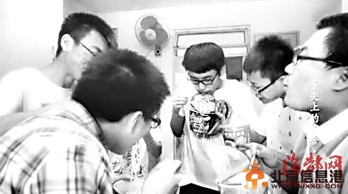 舌尖上的泡面蹿红 大学男生自制视频深得舌尖精髓