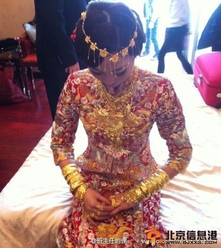 广东“土豪”新娘戴70个金手镯 穿成串儿挂脖子上【视频】