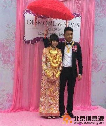 广东“土豪”新娘戴70个金手镯 穿成串儿挂脖子上【视频】