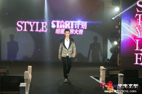 乔振宇跨界走秀闪耀T台 荣膺人气风格<a href='http://www.bjxxg.cn/ent/mingxing/' target='_blank'><u>明星</u></a>