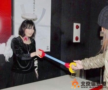 陈冠希穿娼妓衣讽情侣秀恩爱