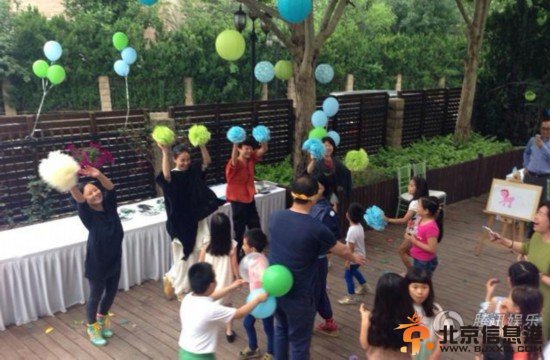王菲李亚鹏为爱女李嫣庆生 亲密仍似一家人