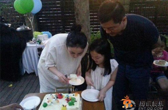 王菲李亚鹏为爱女李嫣庆生 亲密仍似一家人
