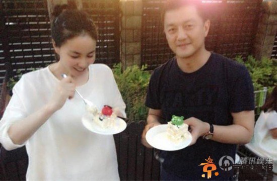 王菲李亚鹏为爱女李嫣庆生 亲密仍似一家人