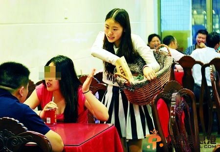 刘霞在推销板栗