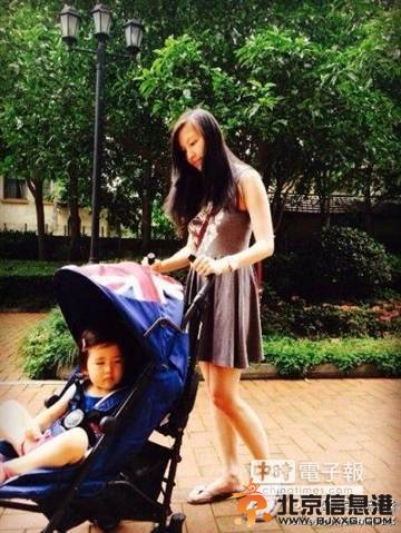 林熙蕾推爱女散步素颜出镜漂亮似少女（图）