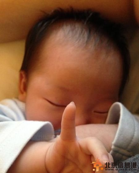 大s女儿右手断掌 医学资料证明：断八成以上是遗传父母