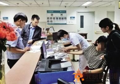 女子在医院进行抽血化验。