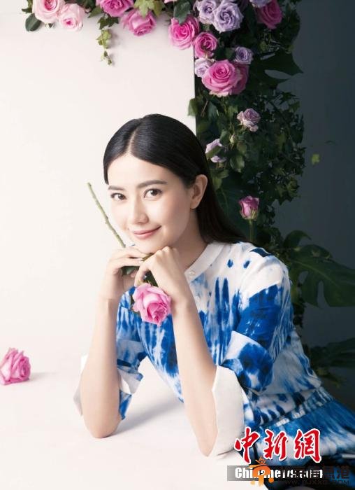 高圆圆浪漫写真曝光 手持玫瑰红唇娇艳