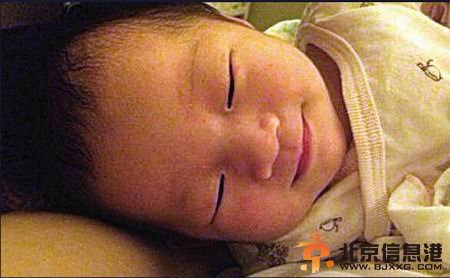 大s女儿断掌日伸出兰花指 大S产后气色不佳