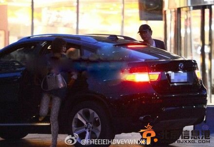 陆川与女友一同下车