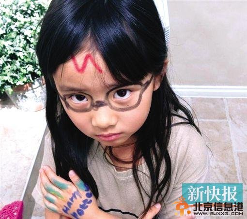 黄磊女儿萌照曝光用彩笔化妆似“哈利波特”（图）
