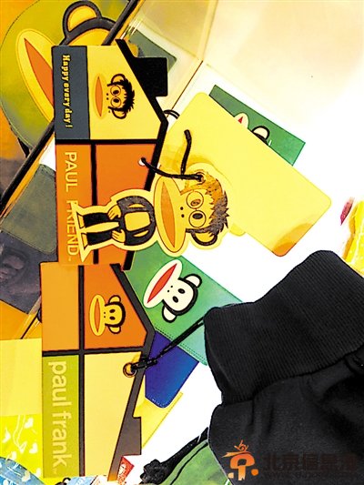 真（右）假大嘴猴吊牌对比。