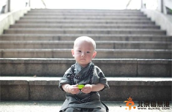 “西禅寺小和尚”超萌写真爆红网络 网友调侃：问过爸爸妈妈没？