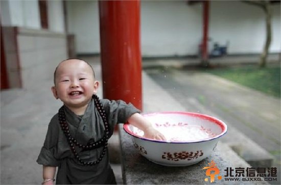 “西禅寺小和尚”超萌写真爆红网络 网友调侃：问过爸爸妈妈没？
