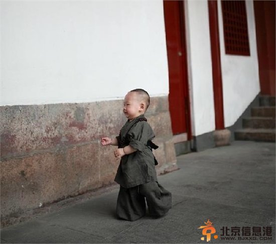 “西禅寺小和尚”超萌写真爆红网络 网友调侃：问过爸爸妈妈没？