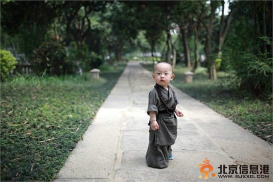 “西禅寺小和尚”超萌写真爆红网络 网友调侃：问过爸爸妈妈没？