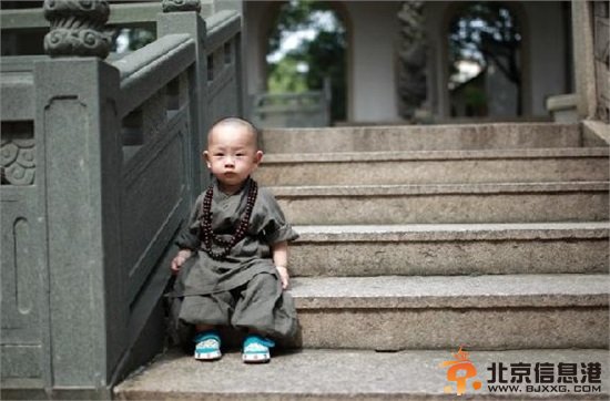 “西禅寺小和尚”超萌写真爆红网络 网友调侃：问过爸爸妈妈没？