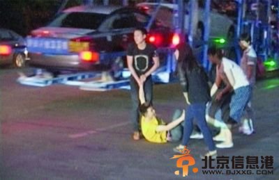 冒充“英国贵族”男子因骗钱被扭送到派出所。图片来自网络