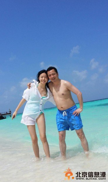 曝王中磊一家三口私照 海边度假享美好时光