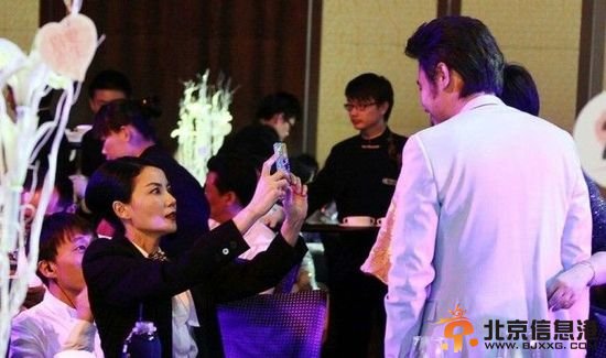 网传王菲新欢“W男星”为吴秀波 餐桌聊天照曝光