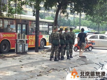 广州一男子持长刀在客运站徘徊 武警持枪戒备