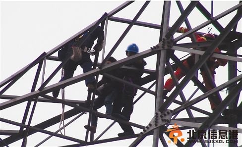 救援人员给女子套上安全绳。