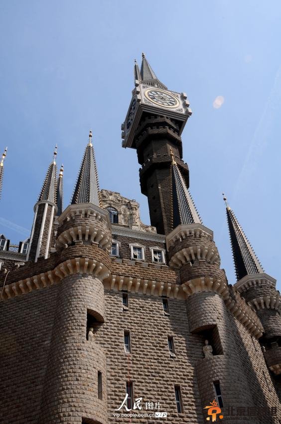 这座城堡建于河北美术学院南校区，自英国《每日邮报》报道了这所叹为观止的“魔法城堡”后，立刻引起网友热议，甚至有一批哈迷在网上组团报考河北美院。