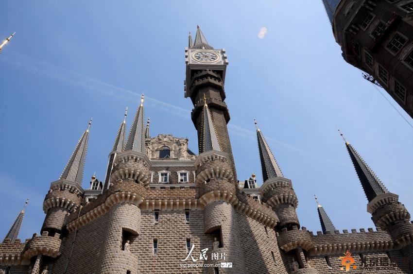 河北美术学院也作出了回应，“我们并不是一个只有城堡的学校。”据悉，河北美术学院是以中西合壁建筑风格的园林式学校，除了有这座城堡外，还有亭有湖，也称的上是古色古香的中国园林式<a href='http://www.bjxxg.cn/edu/xiaoyuan/' target='_blank'><u>校园</u></a>。