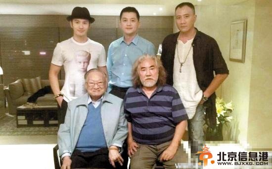 黄晓明晒与金庸合影 张纪中李亚鹏胡军在列