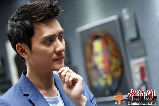 冯绍峰曾想带狼回酒店一起睡 被训练师劝退(图)