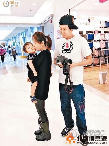 周家蔚洪天明带儿子家庭乐 相机记录<a href='http://www.bjxxg.cn/baby/chengzhang/' target='_blank'><u>成长</u></a>每一刻