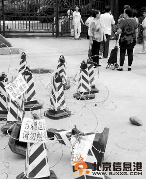 武汉大妈破铁网跳广场舞 保安劝阻被数百人围堵