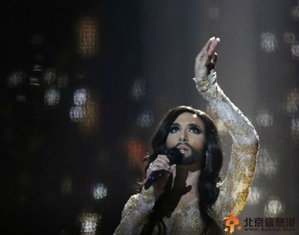 奥地利胡子皇后男儿身真面目曝光 大胆穿镂空衣露出整条大腿