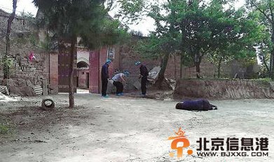 昨日上午，刑侦技术人员正在案发现场进行勘查 本报记者 张林 摄 