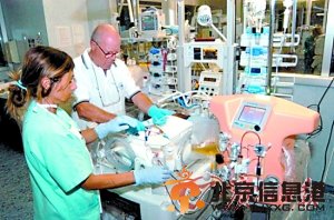 全球首台婴儿洗肾机 挽救8名宝宝性命 
