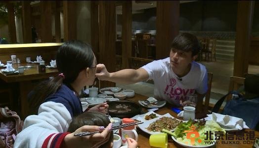 甜馨一家外出就餐贾乃亮贴心喂食甜蜜羡煞旁人