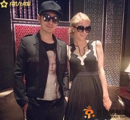 黄晓明(微博)(微信号:lovemingzone)与希尔顿