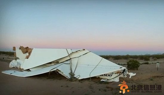15米长纸飞机沙漠翱翔 遭强风冲击解体坠落(图) 