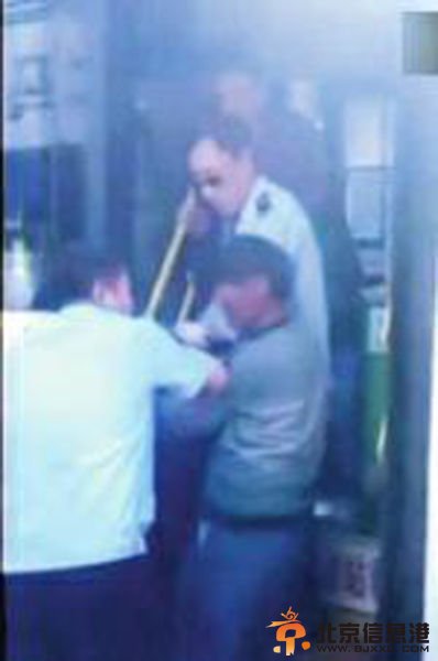 两名公交司机联手将乘客（中）硬生生拉下了公交车 视频截图 