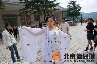 河南景区扎死蝴蝶装扮仙子 蝴蝶颤抖小孩被吓哭[组图]