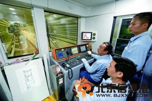 昨天，7号线进行车辆测试。晨报记者 王巍/摄