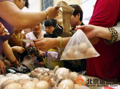 西安某商场“鸡蛋换胸罩” 用9个鸡蛋可换1个胸罩
