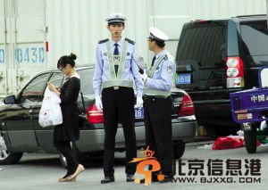 大连最高交警2.03米身高引围观