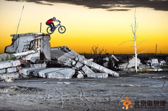 英国街头极限单车手空中360度翻转大秀特技。