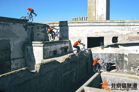 英国街头极限单车手空中360度翻转大秀特技。