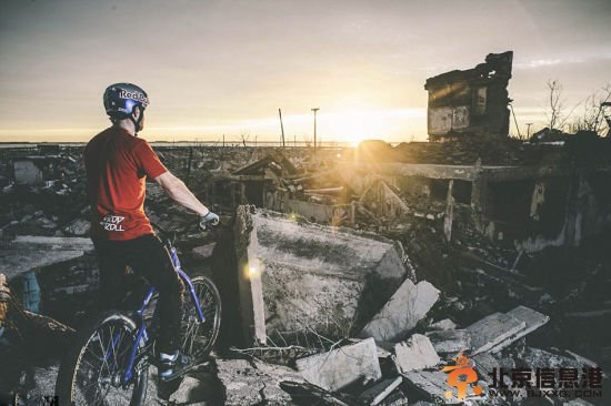 英国街头极限单车手空中360度翻转大秀特技。